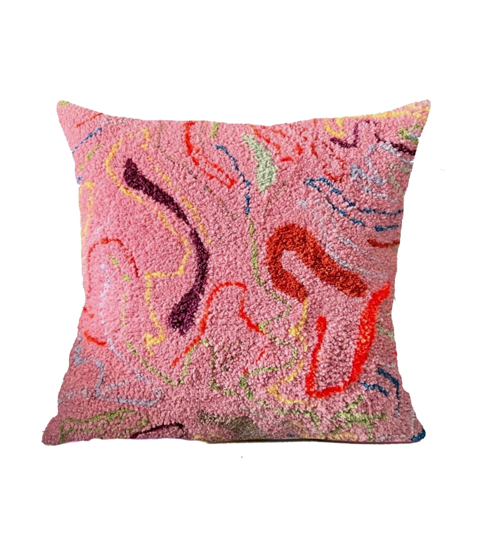 Pembe tonlarda, kıvrımlı desenli el yapımı tufting yastık.
