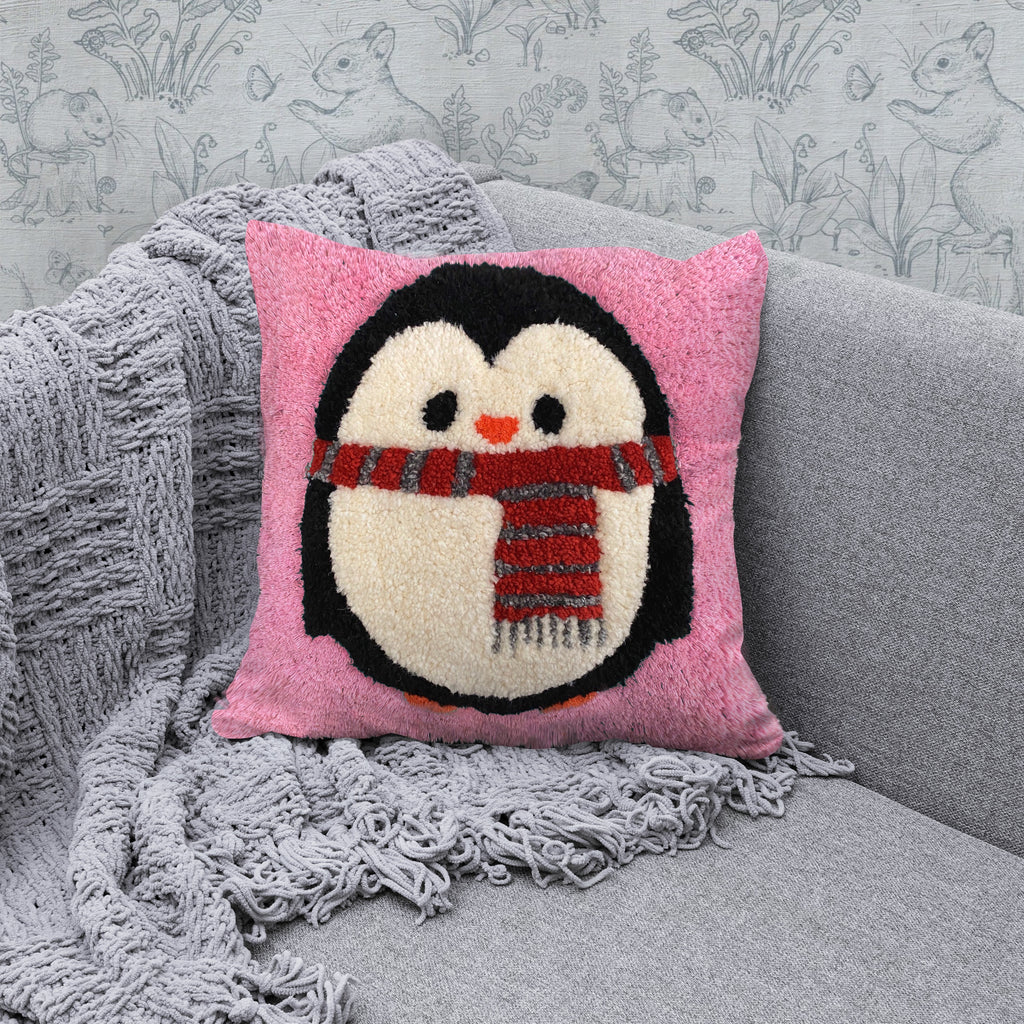 Pembe zeminli, atkılı penguen figürlü sevimli tufting yastık.